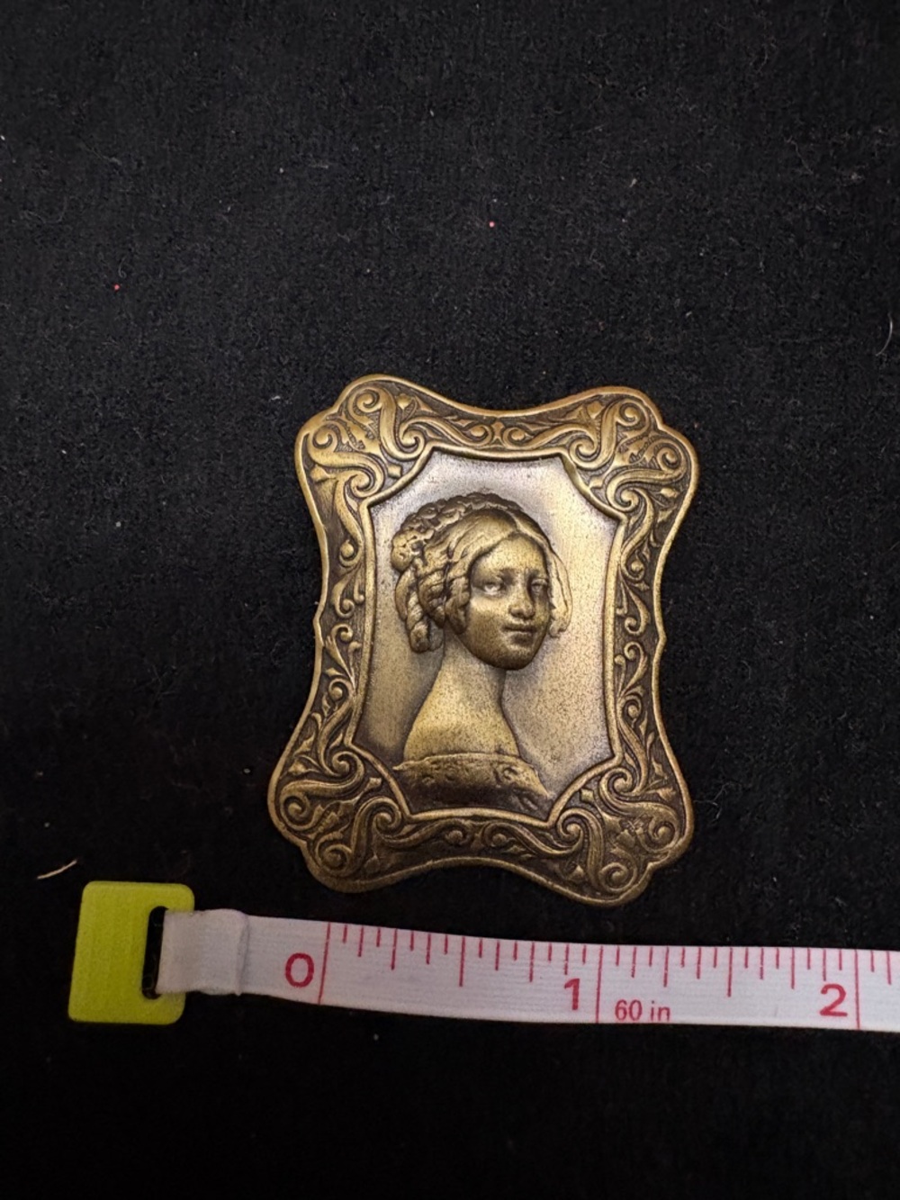Antique-Style Bronze Cameo Brooch with Woman Profile - Picture 2 of 4